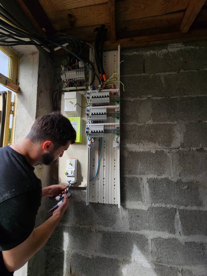 Tony Vittet, gérant et artisan électricien de Vittet Énergie en Aquitaine