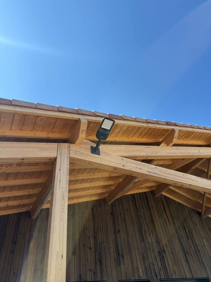 Projecteur LED extérieur installé par Vittet Énergie