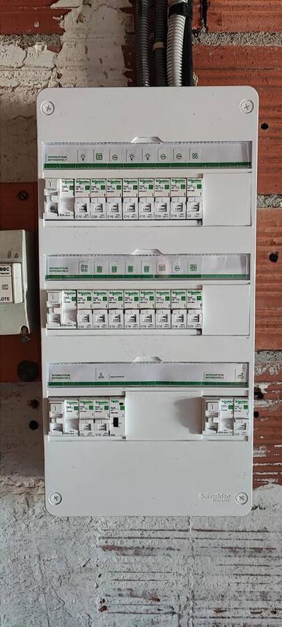 Nouveau tableau électrique aux normes installé par Vittet Énergie